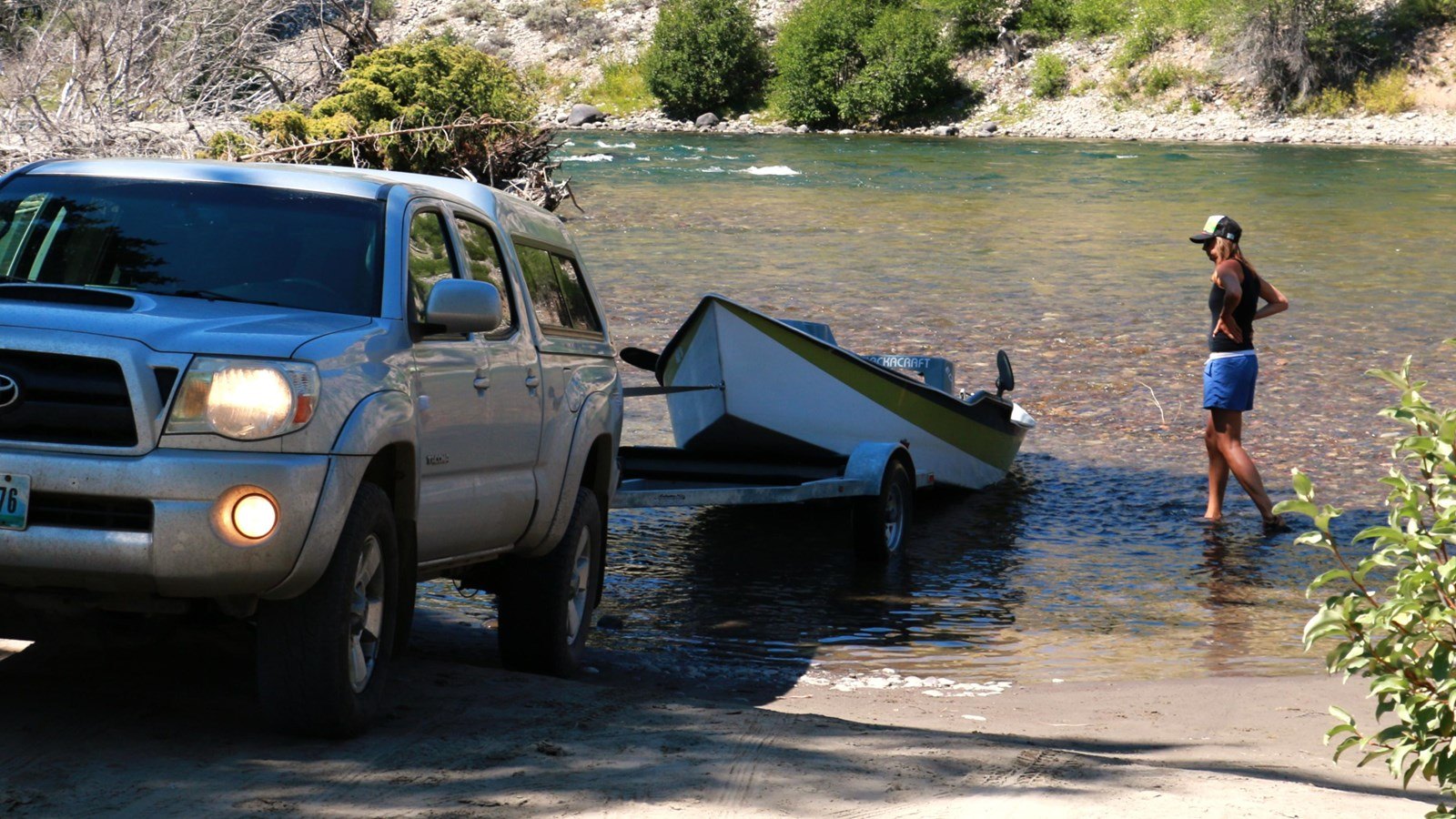 Un pick-up che fa retromarcia con una drift boat lungo la rampa di alaggio di Deadman's Bar fino allo Snake River, parco nazionale del Grand Teton