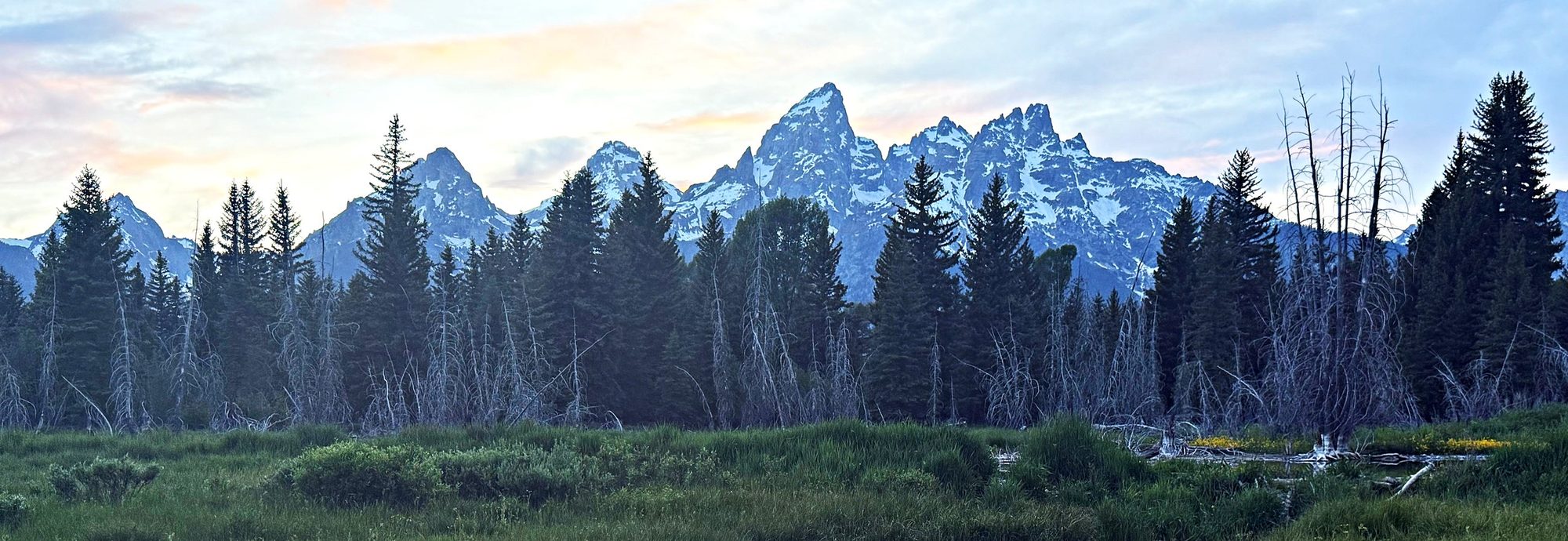 Die Teton Range im letzten Licht über einem stillen Seitenarm des Snake River bei Schwabacher Landing